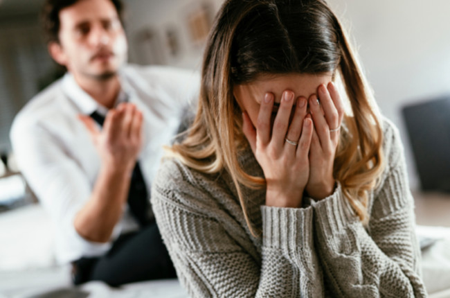 男子在哄想要离婚的妻子